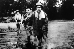 Chủ tịch Hồ Chí Minh trên đường đi Chiến dịch Biên giới năm 1950. (Ảnh: TTXVN)
