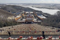 Lục Đỉnh Sơn hay còn gọi là Khu quần thể Du lịch Văn hóa Lục Đỉnh Sơn, là một điểm du lịch cấp 5A quốc gia nằm ở ngoại ô phía nam thành phố Đôn Hóa thuộc Châu tự trị dân tộc Triều Tiên Diên Biên, tỉnh Cát Lâm, Trung Quốc. Nơi đây là sự hội tụ văn hóa Phật giáo, văn hóa tổ tiên thời nhà Thanh, văn hóa lịch sử Bột Hải và cảnh quan thiên nhiên. (Ảnh: Công Tuyên/TTXVN)