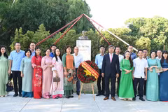 Đại diện cộng đồng người Việt tại Cuba dâng hoa tưởng nhớ Chủ tịch Hồ Chí Minh tại tượng đài mang tên Người ở thủ đô La Habana, Cuba. (Ảnh: Việt Hùng/TTXVN)