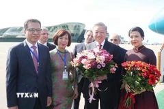 Đại sứ Việt Nam tại Liên bang Nga, kiêm nhiệm Azerbaijan Đặng Minh Khôi và Phu nhân đón Tổng Bí thư Tô Lâm và Phu nhân tại Sân bay quốc tế Heydar Aliyev, thủ đô Baku. (Ảnh: Thống Nhất/TTXVN)