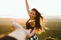 Tranh luận vẫn tồn tại về việc hạnh phúc đạt được bằng cách theo đuổi nó hay bằng cách buông bỏ sự theo đuổi ấy để nó tự nảy sinh. (Nguồn: The Female Professional)