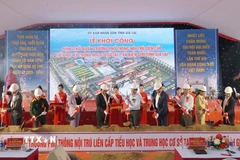 Phó Thủ tướng Hồ Quốc Dũng cùng các đại biểu thực hiện nghi thức khởi công Dự án “Xây dựng trường phổ thông nội trú liên cấp tiểu học và trung học cơ sở tại 7 xã biên giới tỉnh Gia Lai.” (Ảnh: Hoài Nam/TTXVN)