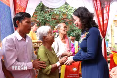 Phó Chủ tịch nước Võ Thị Ánh Xuân tặng quà cho gia đình chính sách ấp Nguyệt Lãng B. (Ảnh: Thanh Hòa/TTXVN)