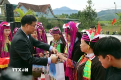 Phó Chủ tịch Quốc hội Vũ Hồng Thanh tặng quà cho người dân khu dân cư bản Kháy Phầu, Nà lý, Tình Á, Mả Thàu Phố, xã Quảng Đức. (Ảnh: Đức Hiếu/TTXVN)