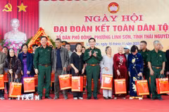 Ngày 16/11, Đại tướng Phan Văn Giang, Ủy viên Bộ Chính trị, Phó Bí thư Quân ủy Trung ương, Bộ trưởng Bộ Quốc phòng đã dự Ngày hội Đại đoàn kết toàn dân tộc tại tổ dân phố Đông, phường Linh Sơn, thành phố Thái Nguyên. (Ảnh: Trần Trang/TTXVN)