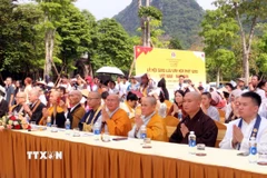 Tăng ni, phật tử và du khách tham gia Lễ hội giao lưu văn hóa Phật giáo Việt Nam và Nhật Bản. (Ảnh: Nguyễn Chinh/TTXVN)