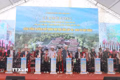 Phó Thủ tướng Thường trực Chính phủ Nguyễn Hòa Bình cùng các đại biểu bấm nút khởi công Trường Phổ thông nội trú liên cấp Tiểu học-Trung học cơ sở các xã biên giới đất liền tỉnh Quảng Ngãi. (Ảnh: Cao Nguyên/TTXVN)