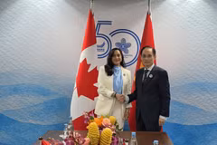 Bộ trưởng Ngoại giao Lê Hoài Trung và Bộ trưởng Ngoại giao Canada Anita Ananda chụp ảnh chung. (Ảnh: Việt Dũng/TTXVN)