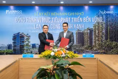 Ông Nguyễn Thiện Nam - Phó Tổng Giám đốc Flamingo Holdings (trái) và Ông Nguyễn Hữu Ngọc - Quản lý Phát triển đối tác toàn quốc - Hubexo Việt Nam (phải) tại lễ ký kết. (Nguồn: Vietnam+)