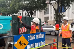 Người dân khi lưu thông qua khu vực thi công cần chú ý quan sát hệ thống biển báo, chấp hành hướng dẫn của lực lượng chức năng để có lộ trình an toàn, thuận lợi. (Ảnh: Hùng Mạnh/TTXVN)