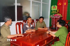 Lực lượng Công an làm việc với đối tượng Thái Văn Bình. (Ảnh: TTXVN phát)