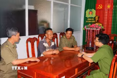 Lực lượng Công an làm việc với đối tượng Thái Văn Bình. (Ảnh: TTXVN phát)