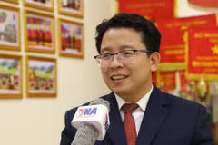Tiến sỹ Daosavan Kheuamixay, Phó Giám đốc Học viện Chính trị-hành chính quốc gia Lào, trả lời phỏng vấn. (Ảnh: Xuân Tú/TTXVN)