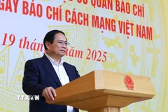 Thủ tướng Phạm Minh Chính chúc mừng các lãnh đạo, nguyên lãnh đạo các cơ quan báo chí Nhân kỷ niệm 100 năm Ngày Báo chí Cách mạng Việt Nam. (Ảnh: Dương Giang/TTXVN)