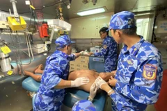 Thuyền viên Nguyễn Vũ Nguyên, sinh năm 1998, trú tại Sóc Sơn, Hòn Đất, Kiên Giang đã được Tổ quân y tàu Cảnh sát biển 8021 cứu chữa kịp thời. (Ảnh TTXVN phát)