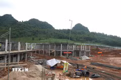 Thi công các hạng mục của Trường Phổ thông Dân tộc nội trú liên cấp Tiểu học và Trung học cơ sở Phục Hòa (Cao Bằng). (Ảnh: Chu Hiệu/TTXVN)