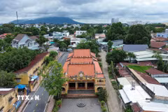 Hơn một thế kỷ đi qua, đình Hiệp Ninh tại phường Tân Ninh, tỉnh Tây Ninh, vẫn lặng lẽ hiện diện giữa lòng đô thị như một chứng nhân của quá trình khai hoang, lập ấp và hình thành cộng đồng cư dân trên vùng đất phương Nam. Không chỉ lưu giữ những giá trị kiến trúc, nghệ thuật đặc sắc, ngôi đình còn kể câu chuyện về những thế hệ tiền nhân mở đất, dựng làng và gìn giữ quê hương. (Ảnh: Giang Phương/TTXVN)