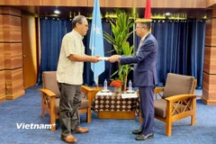 Đại sứ Phạm Thanh Bình trình quốc thư lên Tổng thống Micronesia Wesley W. Simina. (Nguồn: Đại sứ quán Việt Nam tại Trung Quốc)