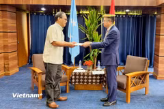 Đại sứ Phạm Thanh Bình trình quốc thư lên Tổng thống Micronesia Wesley W. Simina. (Nguồn: Đại sứ quán Việt Nam tại Trung Quốc)