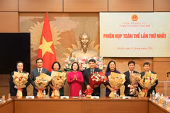 Phó Chủ tịch Quốc hội Nguyễn Thị Thanh tặng hoa Chủ nhiệm và các Phó Chủ nhiệm Ủy ban Văn hóa và Xã hội. (Nguồn: Cổng thông tin điện tử Quốc hội)