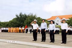 Đoàn công tác thực hiện nghi lễ chào cờ trên đảo Trường Sa. (Ảnh: Thái Thuần/TTXVN)