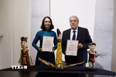 Bà Elena Bezdetko (bên trái), phu nhân Đại sứ Liên bang Nga tại Việt Nam Gennady Bezdetko bàn giao hiện vật của Nhà hát múa rối Thăng Long tặng Bảo tàng nghệ thuật quốc gia Phương Đông, Liên bang Nga. (Ảnh: Văn Hiếu/TTXVN)