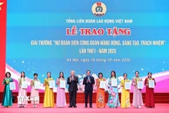 Phó Thủ tướng Thường trực Chính phủ Nguyễn Hòa Bình, Chủ tịch Tổng Liên đoàn Lao động Việt Nam Nguyễn Đình Khang trao tặng biểu trưng và chứng nhận Giải thưởng “Nữ đoàn viên công đoàn năng động, sáng tạo, trách nhiệm” cho 10 cá nhân. (Ảnh: Minh Đức/TTXVN)