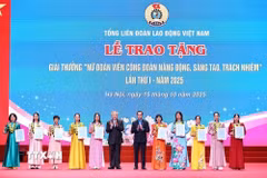 Phó Thủ tướng Thường trực Chính phủ Nguyễn Hòa Bình, Chủ tịch Tổng Liên đoàn Lao động Việt Nam Nguyễn Đình Khang trao tặng biểu trưng và chứng nhận Giải thưởng “Nữ đoàn viên công đoàn năng động, sáng tạo, trách nhiệm” cho 10 cá nhân. (Ảnh: Minh Đức/TTXVN)