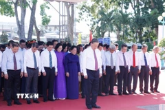 Tổng Bí thư Tô Lâm và đoàn công tác Trung ương dâng hoa, dâng hương tại Nghĩa trang Liệt sỹ Trà Võ. (Ảnh: Thống Nhất/TTXVN)