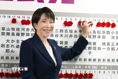 Thủ tướng Nhật Bản Sanae Takaichi, lãnh đạo đảng Dân chủ Tự do (LDP), gắn tên các ứng viên của đảng giành chiến thắng trong cuộc bầu cử Hạ viện, tại Tokyo ngày 8/2/2026. (Nguồn: Kyodo/TTXVN)