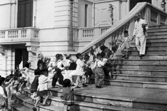 Các cháu thiếu nhi Thủ đô đến chúc thọ Bác Hồ tại Phủ Chủ tịch, ngày 19/5/1958. (Ảnh: TTXVN)