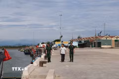 Lực lượng Biên phòng phối hợp cùng thành viên Tổ chức cộng đồng nghề cá ven bờ xã Lộc Hà tuần tra, giám sát hoạt động khai thác hải sản trên biển. (Ảnh: Hoàng Ngà/TTXVN)