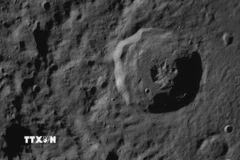 Tàu đổ bộ Odysseus của Công ty hàng không vũ trụ Intuitive Machines (Mỹ) chuẩn bị hạ cánh xuống bề mặt Mặt Trăng, ngày 21/2/2024. (Nguồn: AFP/TTXVN)