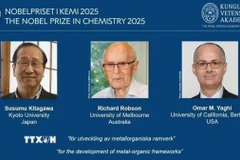 Chân dung các nhà khoa học đoạt giải Nobel Hóa học năm 2025 (từ trái sang): Susumu Kitagawa, Richard Robson và Omar M. Yaghi. (Nguồn: Yahoo/TTXVN)