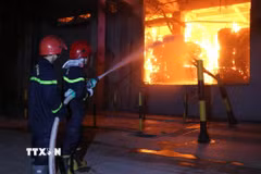 Lượng lượng Cảnh sát Phòng cháy chữa cháy và Cứu nạn cứu hộ (Công an tỉnh Hưng Yên) đang nỗ lực khống chế vụ cháy xảy. (Ảnh Mạnh Khánh/TTXVN)