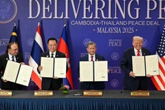 Thủ tướng Malaysia Anwar Ibrahim, Thủ tướng Thái Lan Anutin Charnvirakul, Thủ tướng Campuchia Samdech Thipadei Hun Manet, Tổng thống Mỹ Donald Trump tại lễ ký kết. (Nguồn: Khmer Times)