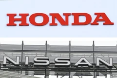 Biểu tượng tập đoàn ôtô Honda (trên) và Nissan. (Nguồn: Kyodo/TTXVN)