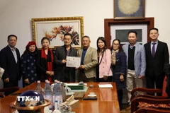 Đại diện Đại sứ quán Việt Nam tại Đức và Liên hiệp hội người Việt Nam tổ chức tổng kết hai đợt vận động quyên góp ủng hộ đồng bào bị lũ lụt. (Ảnh: Thu Hằng/TTXVN)