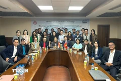 Các quan chức, đại biểu tham dự chương trình. (Ảnh: Ngọc Thúy/TTXVN)