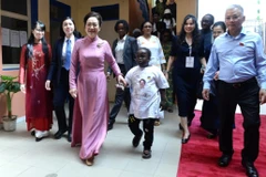 Phu nhân Chủ tịch Quốc hội Trần Thanh Mẫn thăm, tặng quà Trung tâm Hỗ trợ trẻ em và thanh thiếu niên khuyết tật trí tuệ tại Senegal. (Nguồn: VOV)