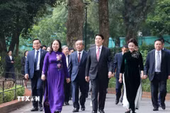 Nhân dịp đón Tết nguyên đán Bính Ngọ 2026, sáng 13/2/2026 (tức ngày 26 tháng Chạp năm Ất Tỵ), Chủ tịch nước Lương Cường và Phó Chủ tịch nước Võ Thị Ánh Xuân đến dâng hương tưởng nhớ Chủ tịch Hồ Chí Minh tại Nhà 67, Khu Di tích Chủ tịch Hồ Chí Minh trong Phủ Chủ tịch. Ảnh: Lâm Khánh - TTXVN