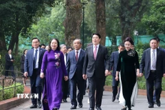 Nhân dịp đón Tết nguyên đán Bính Ngọ 2026, sáng 13/2/2026 (tức ngày 26 tháng Chạp năm Ất Tỵ), Chủ tịch nước Lương Cường và Phó Chủ tịch nước Võ Thị Ánh Xuân đến dâng hương tưởng nhớ Chủ tịch Hồ Chí Minh tại Nhà 67, Khu Di tích Chủ tịch Hồ Chí Minh trong Phủ Chủ tịch. Ảnh: Lâm Khánh - TTXVN