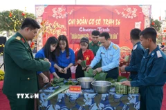 Tổ chức gói bánh chưng cho các cán bộ, chiến sỹ đơn vị với các đơn vị kết nghĩa trên địa bàn đóng quân. (Ảnh: Thanh Thủy/TTXVN)