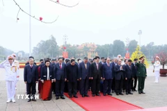 Đoàn đại biểu Ban Chấp hành Trung ương Đảng, Chủ tịch nước, Quốc hội, Chính phủ, Ủy ban Trung ương Mặt trận Tổ quốc Việt Nam tưởng niệm Chủ tịch Hồ Chí Minh. (Ảnh: An Đăng/TTXVN)