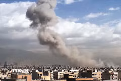 Khói bốc lên sau các vụ không kích của lực lượng Mỹ-Israel nhằm vào các mục tiêu ở Tehran, Iran. (Ảnh: ANI/TTXVN phát)
