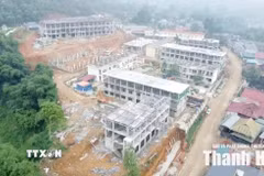 Sau hơn 7 tháng thi công, dự án đạt khoảng 63% giá trị hợp đồng; các hạng mục chính như phần mái, xây trát, hoàn thiện, ốp lát đều đạt từ 50-65% khối lượng. (Ảnh TTXVN phát)