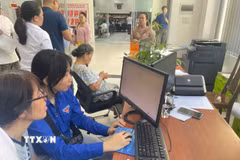 Tổ công nghệ số cộng đồng hướng dẫn người dân thực hiện các thủ tục hành chính trực tuyến. (Ảnh minh họa: Mỹ Hà/TTXVN)