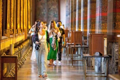 Khách du lịch tham quan Chùa Wat Pho ở Bangkok, Thái Lan. (Ảnh: THX/TTXVN)