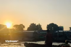 Ánh nắng Mặt Trời phản chiếu trên mặt nước lấp lánh. (Nguồn: Vietnam+)