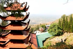 Núi Tà Cú hiện là điểm tham quan du lịch nổi tiếng nằm ven Quốc lộ 1A, thuộc xã Hàm Thuận Nam (Lâm Đồng), đã được xếp hạng thắng cảnh cấp quốc gia, nổi tiếng với tượng Phật Thích Ca nằm dài 49m trên núi ở độ cao hơn 600m so với mực nước biển. (Ảnh: Nguyễn Thanh/TTXVN)